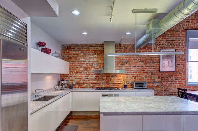 Building Photo - 246 N Court St