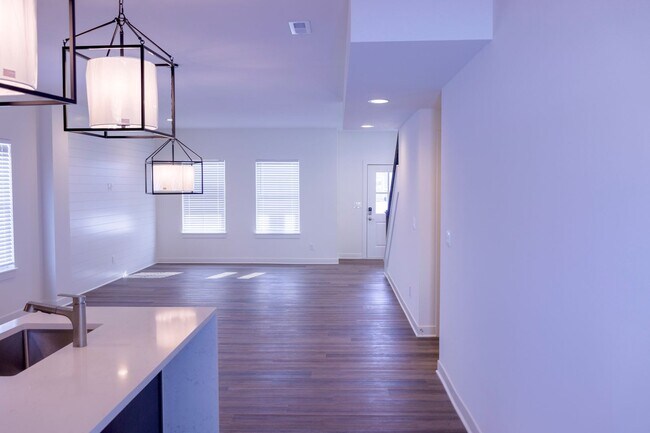 Building Photo - Gorgeous 3 Bedroom 3 Bathroom in Spring Hi...