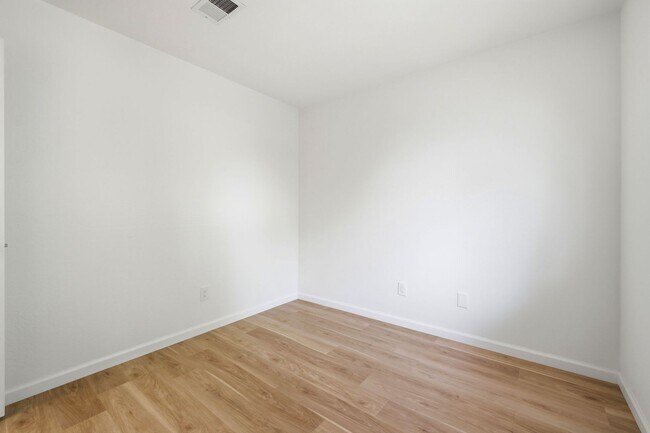 Building Photo - Spacious 4-bedroom 2-Bath in Desirable Area in Walnut Creek!