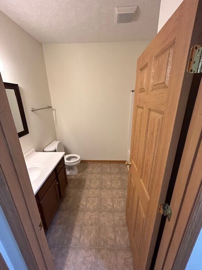 Building Photo - 1 Bedroom Apartment with Garage!