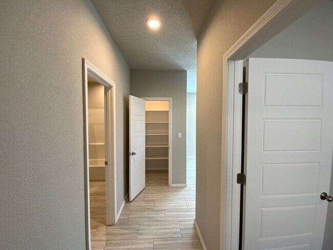 Building Photo - 3 Bedroom Single Story Home Available Near...