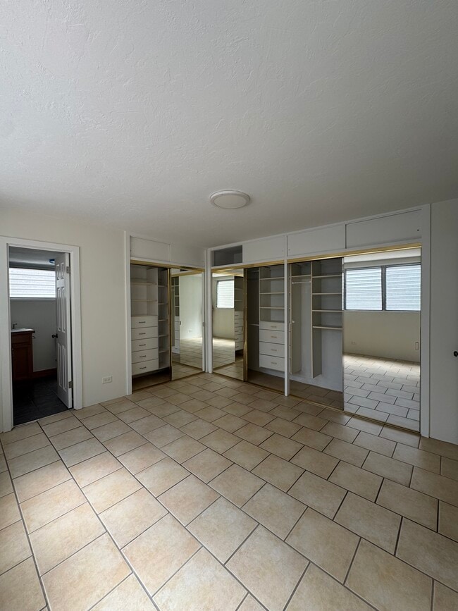 Building Photo - 2355 Ala Wai Blvd