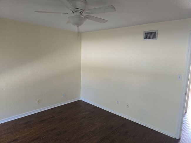 Building Photo - Charming 2 bedroom, 1.5 bathroom, 2 story ...