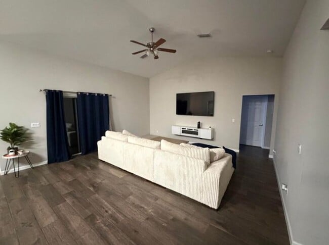 Building Photo - 4 bedroom 2 bath home in Port Saint Lucie