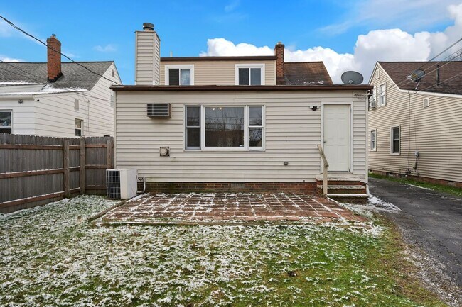 Building Photo - Beautiful Home in South Euclid