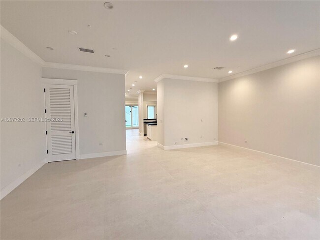 Building Photo - 530 Valencia Ave