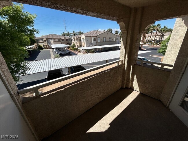 Building Photo - 3400 Cabana Dr