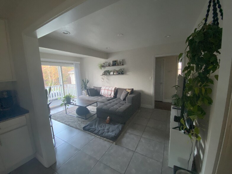 Building Photo - 615 Fremont Way