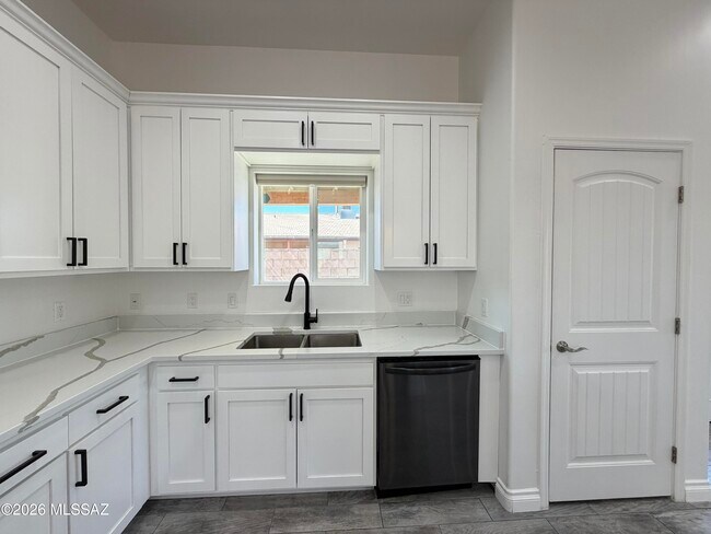 Building Photo - 3329 E Glenn St