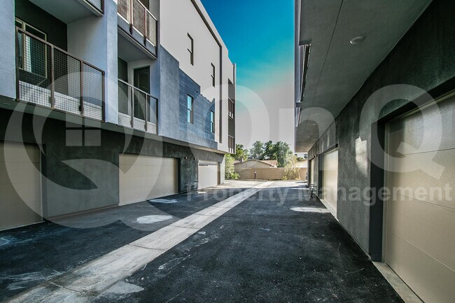 Building Photo - 1443 E Osborn Rd