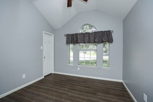 Building Photo - 11110 Fall Point Dr