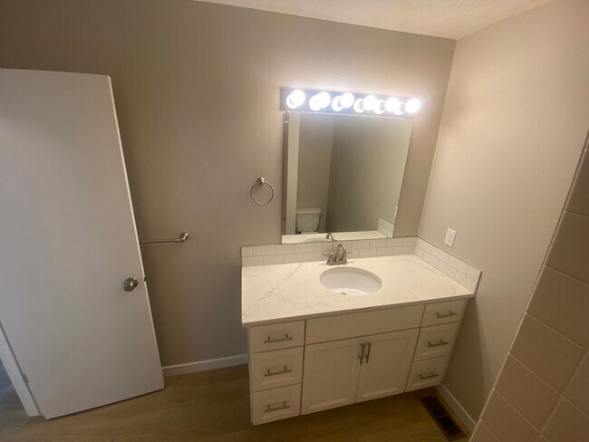 Building Photo - Charming 3 Bed, 3 Bath Duplex near Riverside State Park!