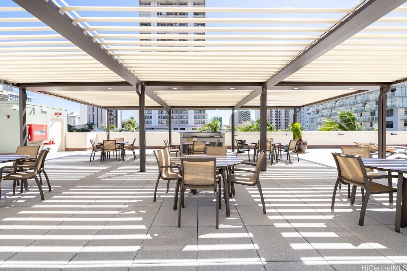 Building Photo - 2211 Ala Wai Blvd