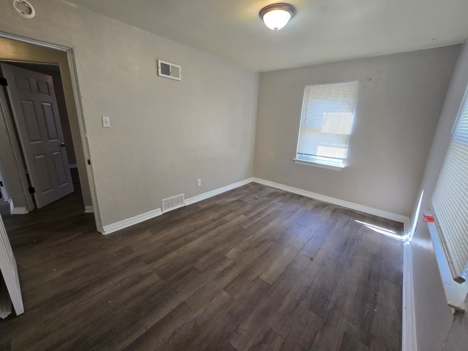 Building Photo - 9846 Dennis Dr