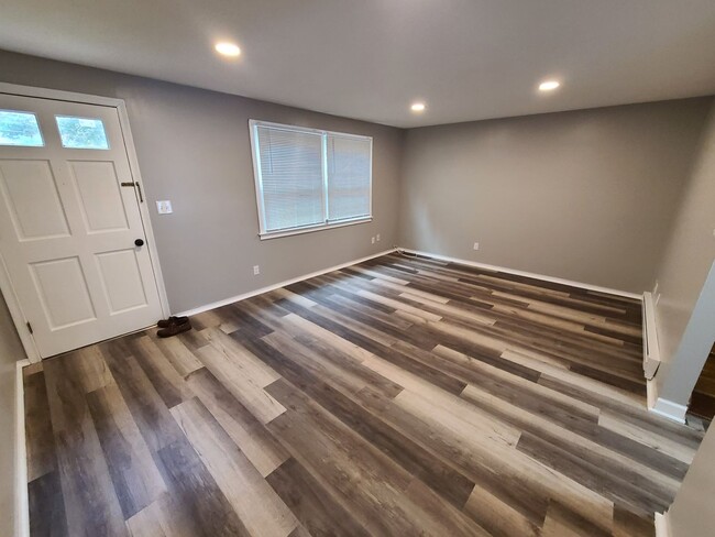 Building Photo - Spacious 2 Bedroom Unit