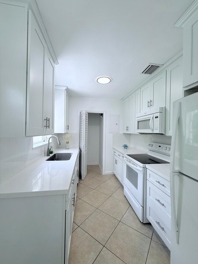 Building Photo - 600 NE 44th St