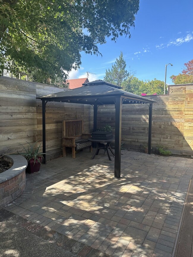 Building Photo - Bright and Airy Sunnyvale Home with Updated Bathrooms and Private Yard