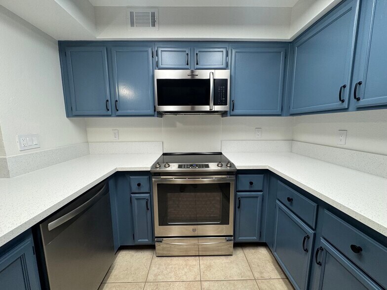 Building Photo - 1575 W Warm Springs Rd