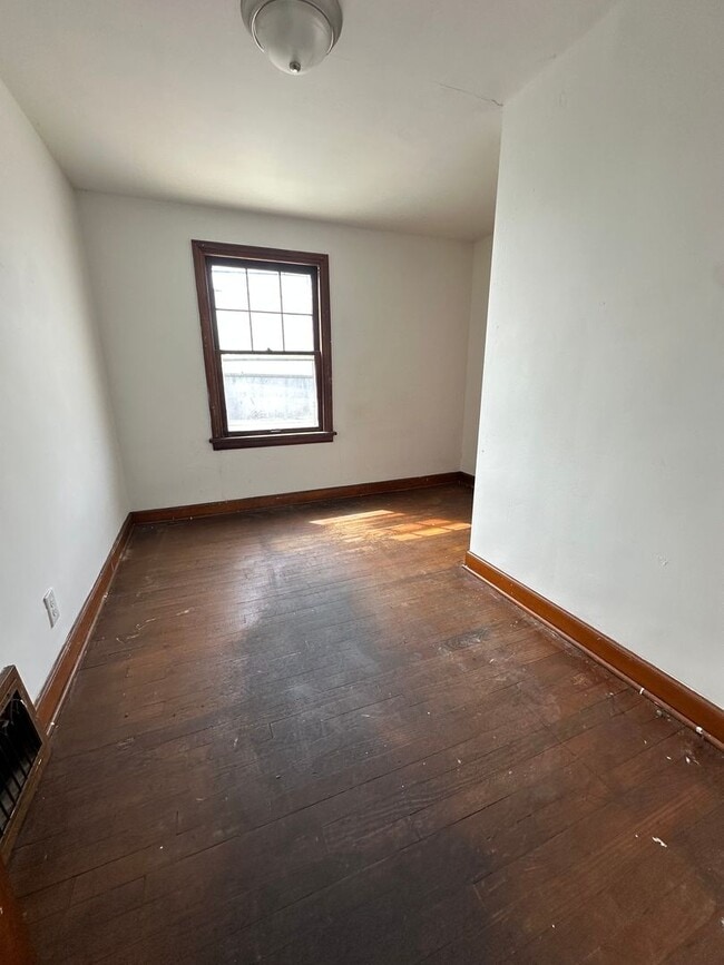 Building Photo - 3 Bedroom Home with Attached Garage