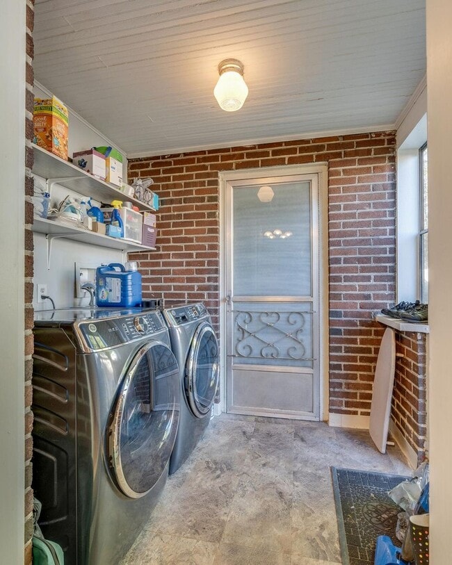 Building Photo - Coming Soon!! Charming 3 bed 2 Bath | Sunroom + Garage + Patio | Summer Special !