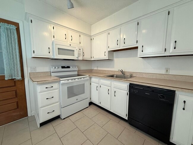 Building Photo - 3642 Rosewood St