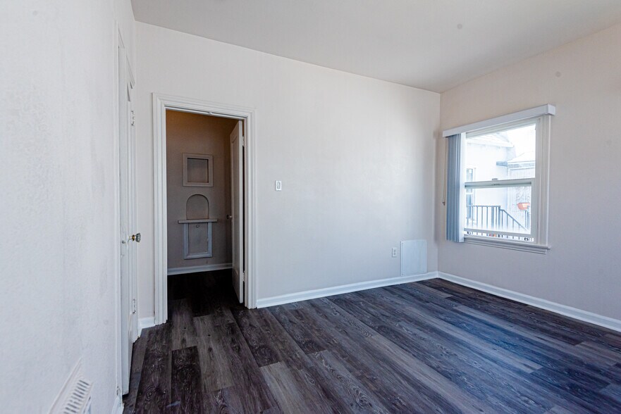 Building Photo - 4915 San Vicente Blvd