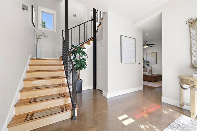 Building Photo - 14020 Lakeview Dr