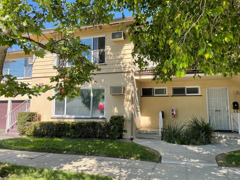 Building Photo - 14225 Riverside Dr