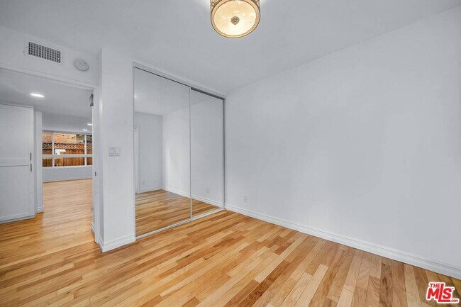 Building Photo - 927 21st St