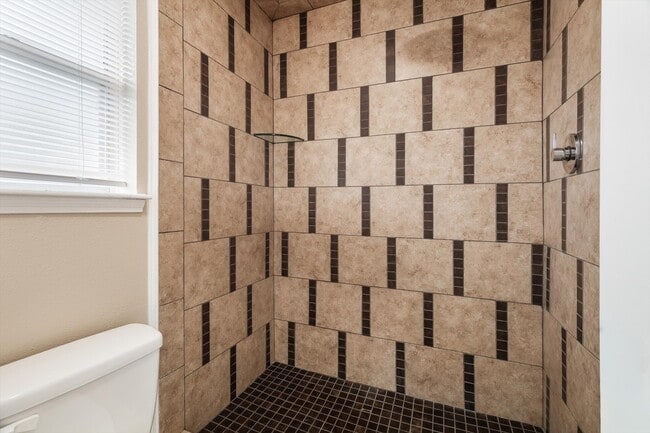 Building Photo - 7218 Foxway Ln