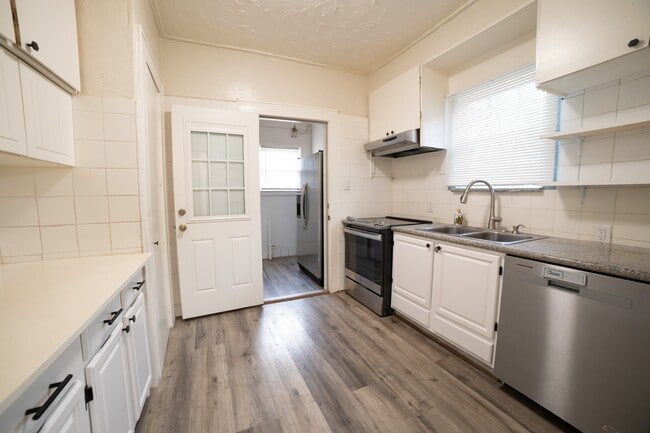 Building Photo - 1922 Wentworth St