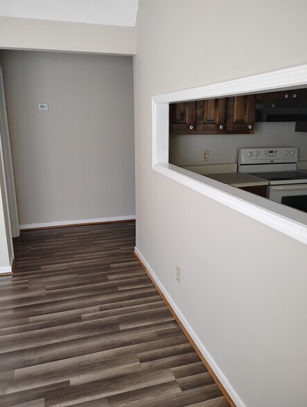 Building Photo - 509 N Pointe Crk