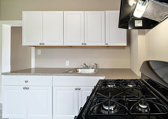 Building Photo - "Charming 3-Bedroom Haven with Elegant Gra...