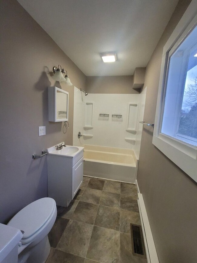 Building Photo - 3 bedroom 1.5 Bath Now Available - William...