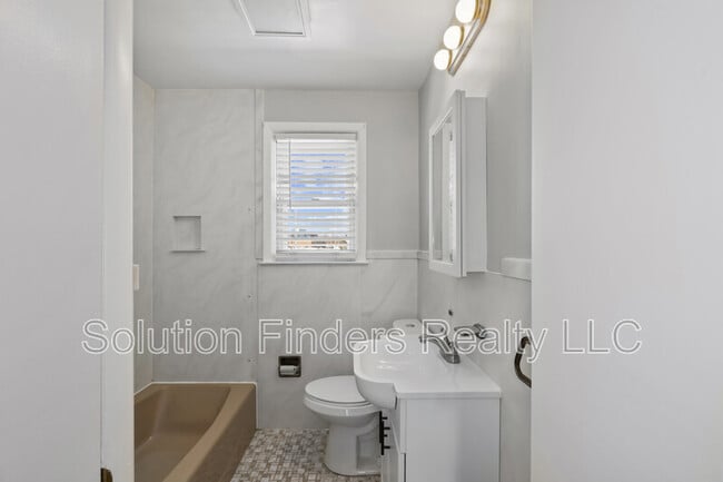 Building Photo - 305 Capitol Ct