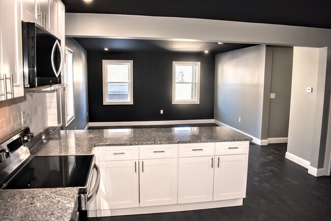 Building Photo - 2 Sunnyside St