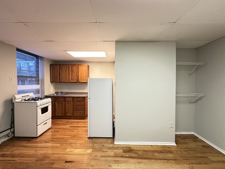 Building Photo - 4632 N Paulina St