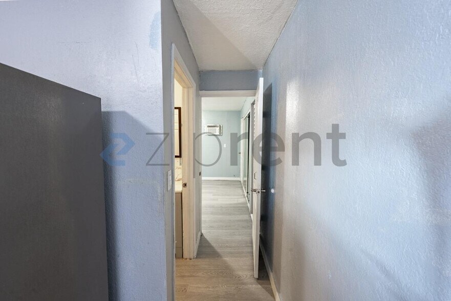 Building Photo - Unit