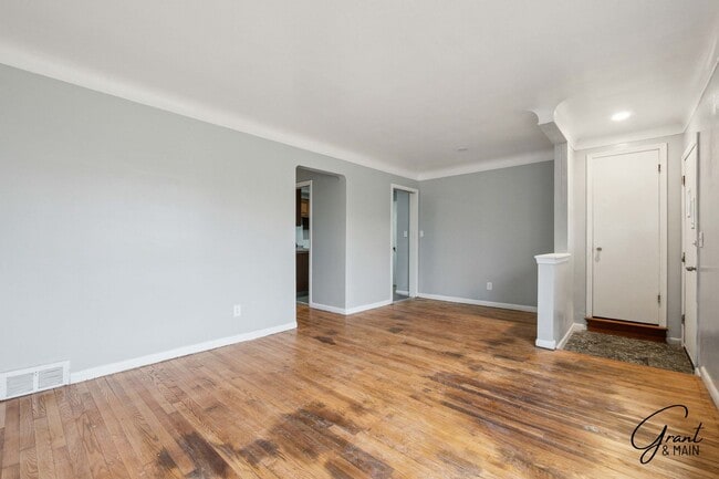 Building Photo - $1400 - Fully Renovated 3 Bed 1.5 Bath