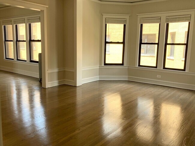 Building Photo - 2418 N Sawyer Ave