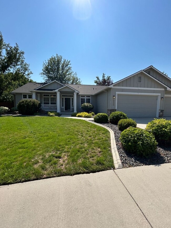 Building Photo - Impressive Home w/ 6 Bedrooms, Full Finish...