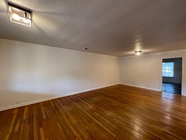 Building Photo - 3 Bedroom House with Mother in Law Suite i...