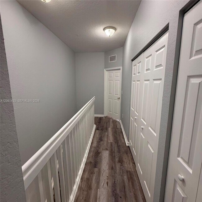 Building Photo - 8811 S Isles Cir