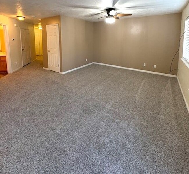 Building Photo - 3 Bedroom Townhome in South Jordan!