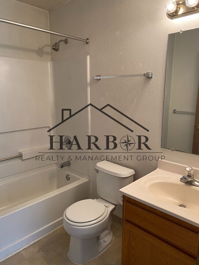 Building Photo - 146 S Broadway Ave