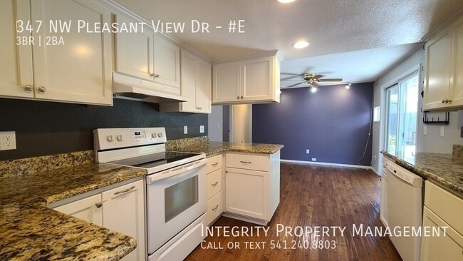 Building Photo - 347 NW Pleasant View Dr
