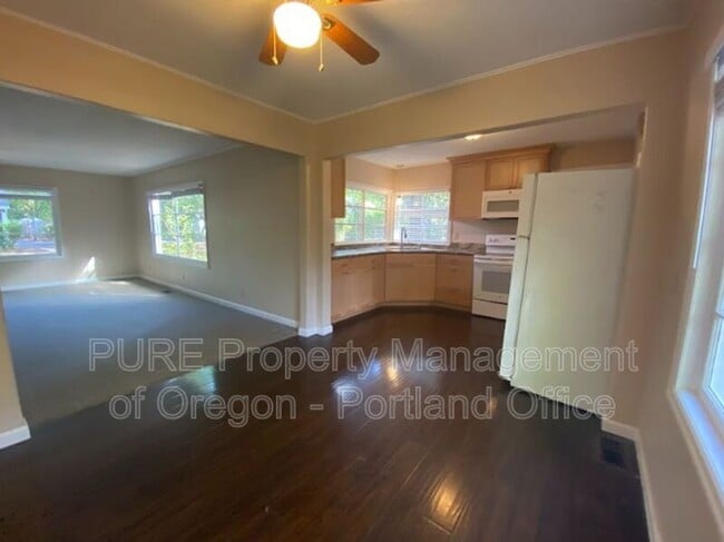 Building Photo - 3550 Lake Grove Ave