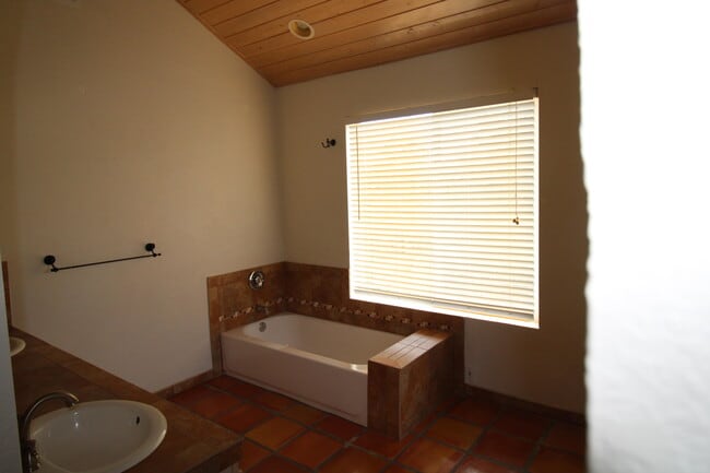 Building Photo - 7 Metate Dr