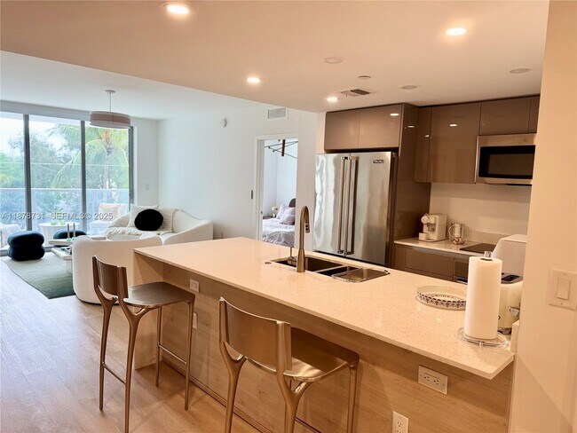 Building Photo - 13800 Highland Dr