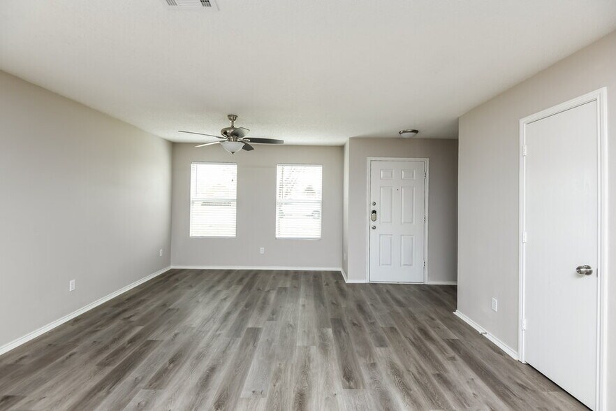 Building Photo - 907 Blue Sky Dr